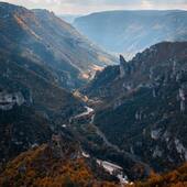 L’automne… saison magique et inspirante dans les Gorges du Tarn. 🍂🍁 repost @jade_traveel #fall #aveyron