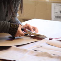 Découpe de patronage dans notre atelier Millavois! ✂️ ⠀⠀⠀⠀⠀⠀⠀⠀⠀ #catherineandre #millau #savoirfaire #matiersdart #madeinfrance